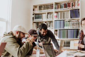 persone sorridenti con computer